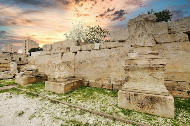 Las ruinas de la antigua biblioteca de Adriano en Atenas Grecia