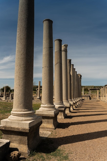 Las ruinas de la antigua ciudad anatolia de Perge ubicada cerca de la ciudad de Antalya en Turquía