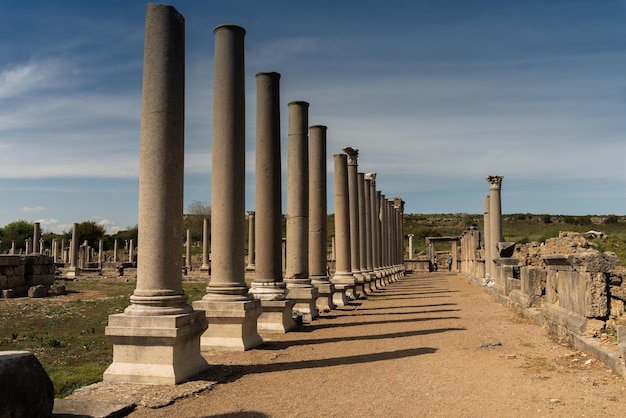 Las ruinas de la antigua ciudad anatolia de Perge ubicada cerca de la ciudad de Antalya en Turquía