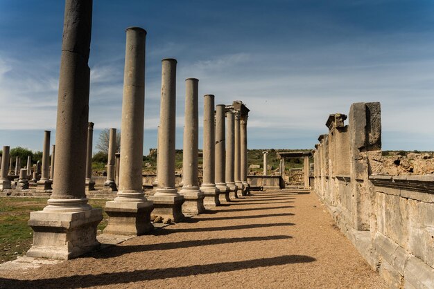 Las ruinas de la antigua ciudad anatolia de Perge ubicada cerca de la ciudad de Antalya en Turquía