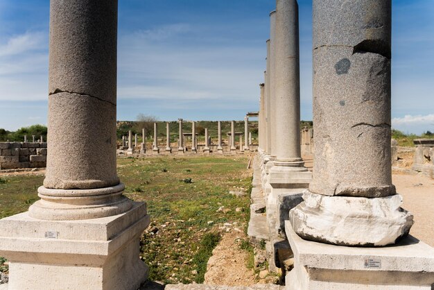 Foto las ruinas de la antigua ciudad anatolia de perge ubicada cerca de la ciudad de antalya en turquía