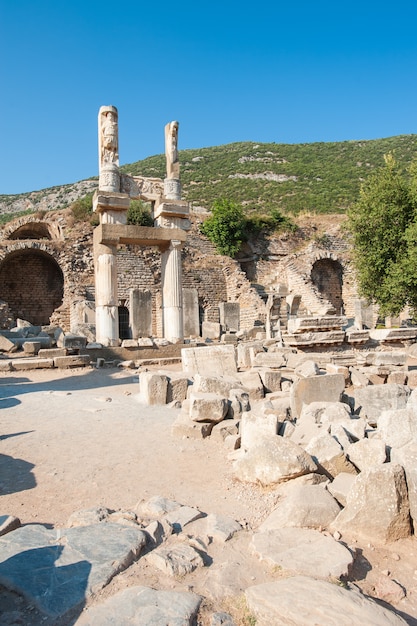 Ruinas de la antigua ciudad de Éfeso, la antigua ciudad griega de Turquía, en un hermoso día de verano