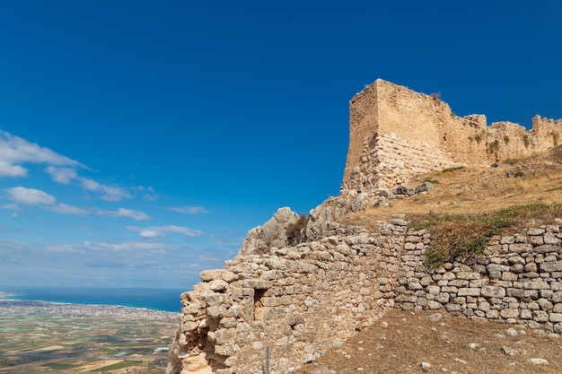 Ruinas de la antigua ciudad griega de Acrocorinto con muros de piedra, torres y vistas de los alrededores