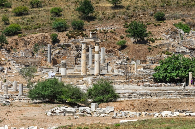 Ruinas de la antigua ciudad griega de Éfeso o Efes en la costa del mar de Jonia en Selchuk