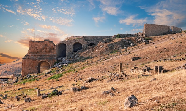 Ruinas de la antigua ciudad de Hierápolis al atardecer