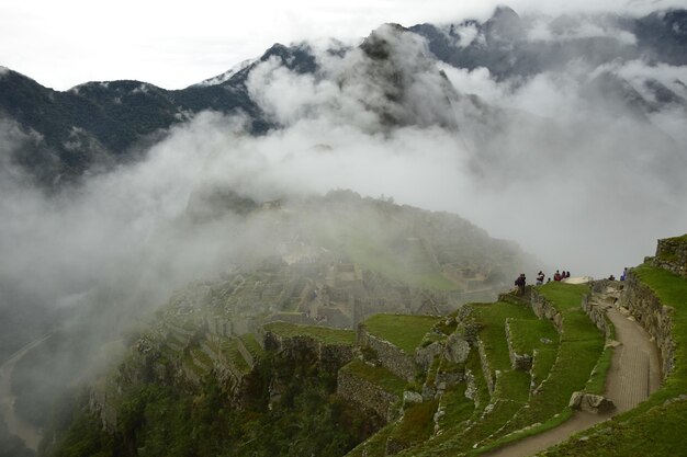 Ruinas de la antigua ciudad inca machu picchu en niebla Perú