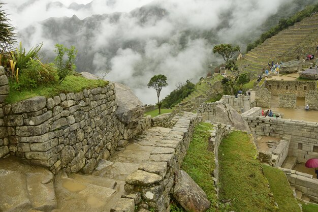 Ruinas de la antigua ciudad inca machu picchu en niebla Perú