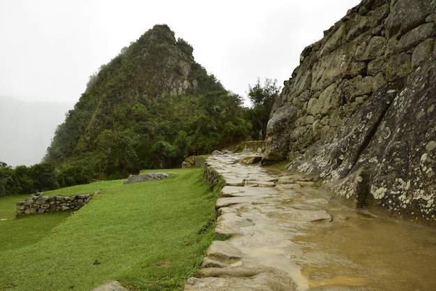 Ruinas de la antigua ciudad inca machu picchu en niebla Perú