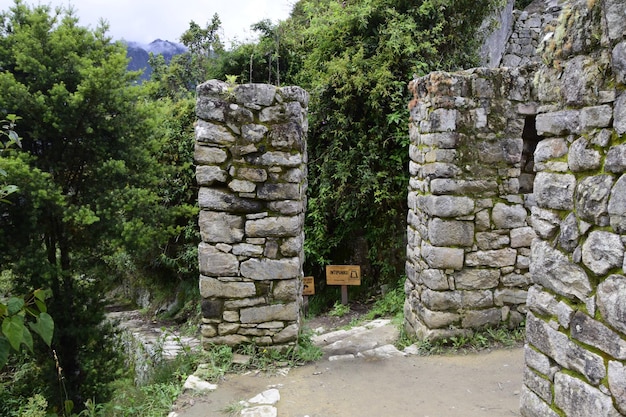 Ruinas de la antigua ciudad inca machu picchu en niebla Perú