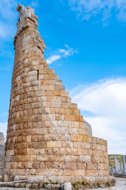 Las ruinas de la antigua ciudad de perge perge es una antigua ciudad griega en el sur del mediterráneo