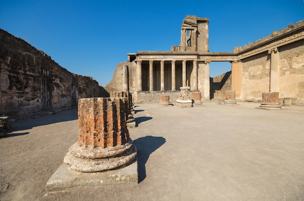 Ruinas de la antigua ciudad romana de Pompeya, que fue destruida por el volcán, el Monte Vesubio