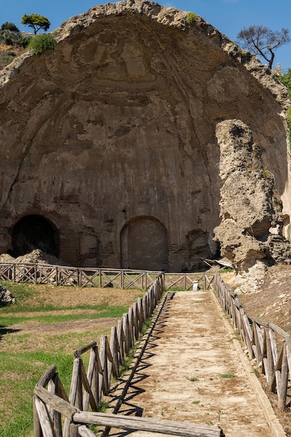 Ruinas de una antigua ciudad romana Termas de Venus Terme di Baia Descubrimientos arquitectónicos en una ciudad moderna