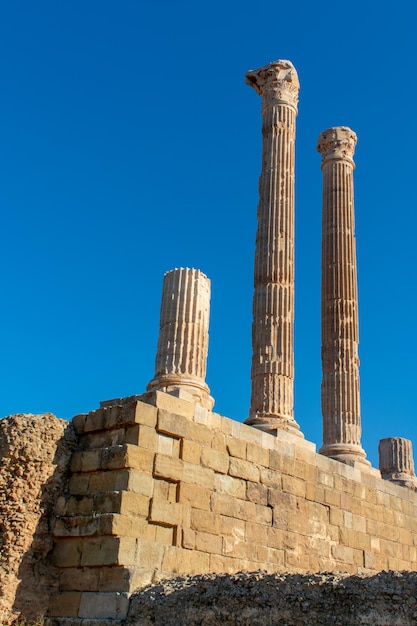 Ruinas de la antigua ciudad romana de Timgad construida alrededor del año 100 a.C.