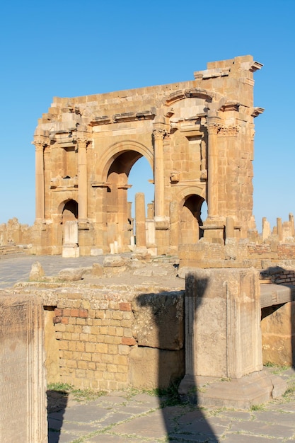 Ruinas de la antigua ciudad romana de Timgad construida alrededor del año 100 a.C.