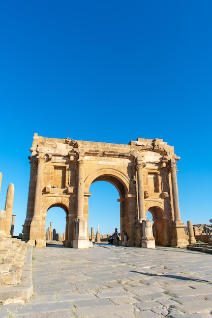 Ruinas de la antigua ciudad romana de Timgad construida alrededor del año 100 a.C.