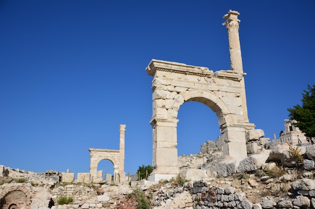 ruinas de la antigua ciudad Sagalassos con puertas y piedras sobre fondo de cielo azul