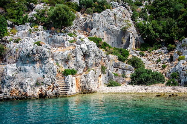 Ruinas de la antigua ciudad submarina licia hundida de Dolichiste en la isla de Kekova.