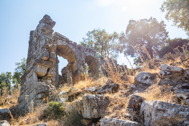 Foto ruinas de la antigua ciudad de termessos sin turistas cerca de antalya en turquía