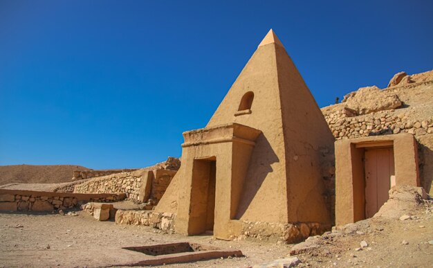 Ruinas de la antigua Deir elMedina una del grupo de necrópolis tebanas