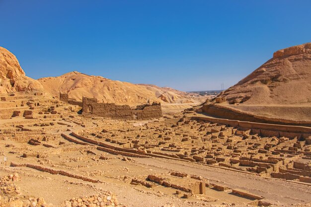 Ruinas de la antigua Deir elMedina una del grupo de necrópolis tebanas