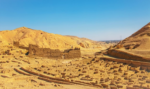 Ruinas de la antigua Deir elMedina una del grupo de necrópolis tebanas