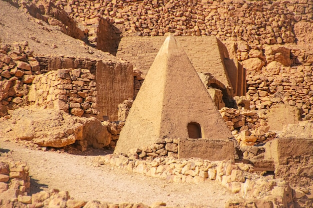 Ruinas de la antigua Deir elMedina una del grupo de necrópolis tebanas