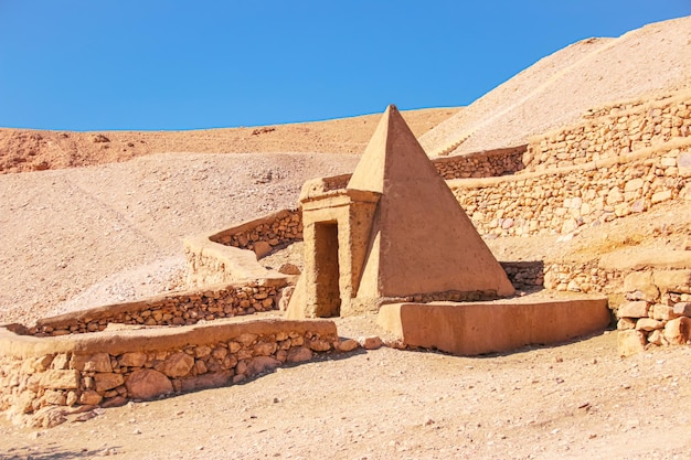 Ruinas de la antigua Deir elMedina una del grupo de necrópolis tebanas