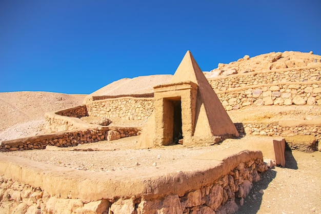 Ruinas de la antigua Deir elMedina una del grupo de necrópolis tebanas