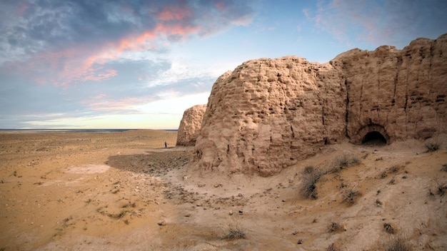 Foto ruinas de la antigua fortaleza ayaz-kala en el desierto de kyzylkum, karakalpakstán, uzbekistán, en asia central
