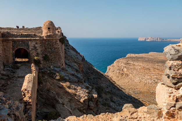 Ruinas de una antigua fortaleza en la isla de Gramvousa Grecia