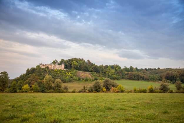 Ruinas de la antigua fortaleza medieval de frankopan novigrad y paisaje rural en croacia