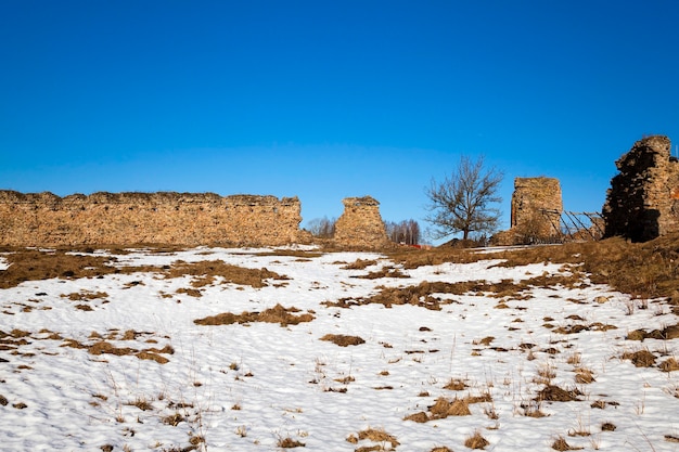 Las ruinas de una antigua fortaleza, ubicada en el pueblo de Krevo, Bielorrusia.
