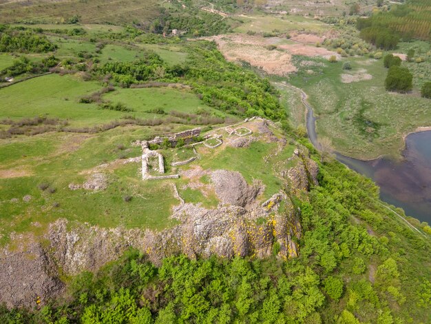 Foto ruinas de la antigua fortaleza de vishegrad cerca de la ciudad de kardzhali, bulgaria