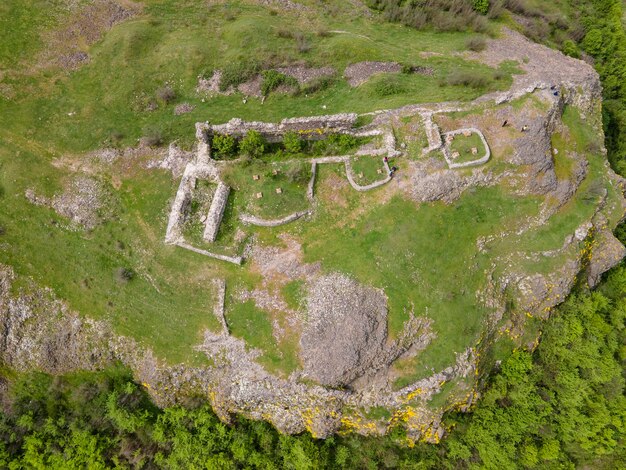 Ruinas de la antigua fortaleza de Vishegrad cerca de la ciudad de Kardzhali, Bulgaria