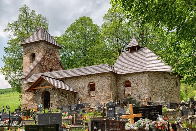 Foto ruinas de la antigua iglesia católica de todos los santos en el pueblo de zazriva