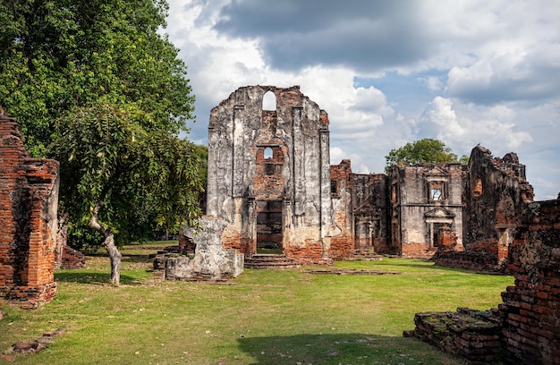 Ruinas en la antigua Tailandia