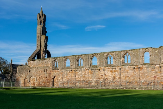 Ruinas antiguas de la Catedral de San Andrés en la región de St Andrews Fife