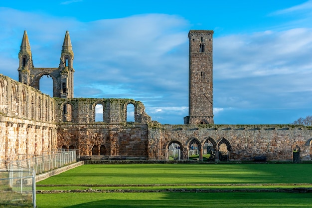 Ruinas antiguas de la Catedral de San Andrés en la región de St Andrews Fife