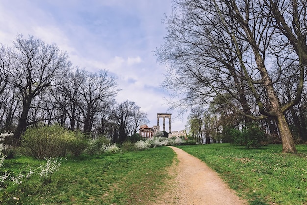 Ruinas antiguas en la colina de Ruinenberg en Potsdam