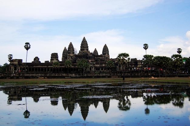 Ruinas antiguas edificio antiguo castillo Imperio Khmer de Angkor Wat para camboyanos y viajeros extranjeros visita de viaje respeto orando en el mayor complejo de la ciudad del templo religioso en Siem Reap Camboya