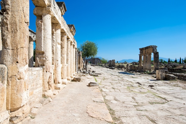 Ruinas antiguas en Hierápolis, Pamukkale, Turquía.