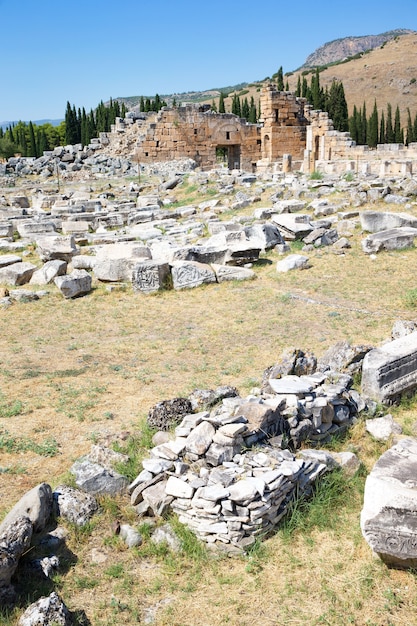 Ruinas antiguas en Hierápolis, Pamukkale, Turquía.