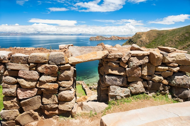 Ruinas antiguas en la Isla del Sol (Isla del Sol), lago Titicaca, Bolivia