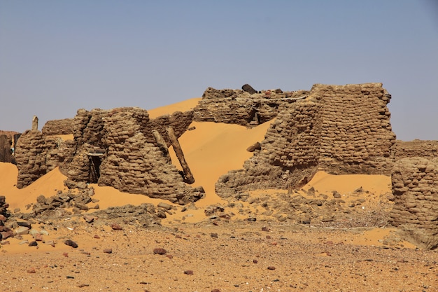 Ruinas antiguas, old dongola en sudán, sahara deser, áfrica