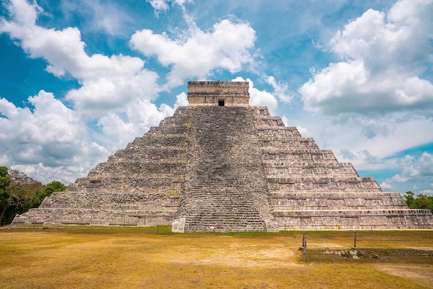 Ruinas antiguas del templo de la gran pirámide de kukulkan en chichén itzá