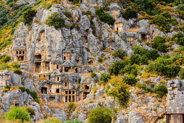 Ruinas de las antiguas tumbas de roca licia en la ciudad de Demre, la antigua ciudad de Myra, provincia de Antalya, Turquía