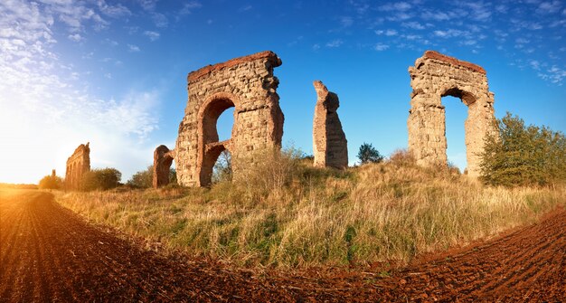 Ruinas del antiguo acueducto en Appia Way en Roma, Italia