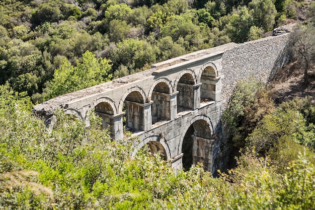 Ruinas del antiguo acueducto de Pollio en la provincia de Izmir Turquía