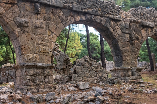 Ruinas del antiguo acueducto romano entre el bosque en la antigua ciudad de Phaselis