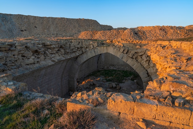 Las ruinas de un antiguo caravasar del siglo XIV, ubicado en las estepas de Gobustán, Azerbaiyán